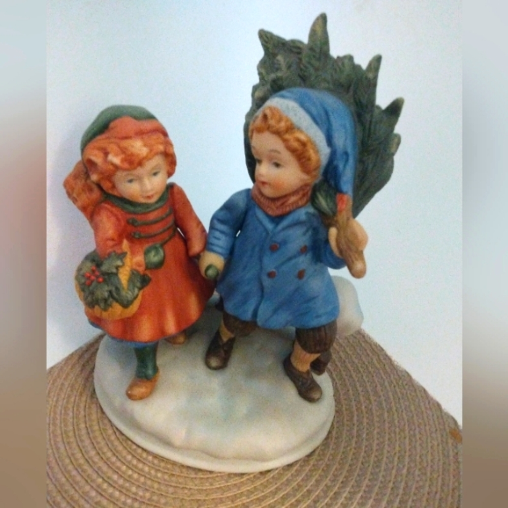 Avon Christmas Memories 1981 Figurine.6 in.